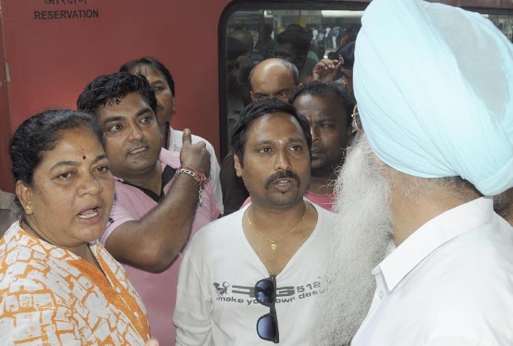 Swaraj Express'Travelers Ruckus on issue of Dirt and water