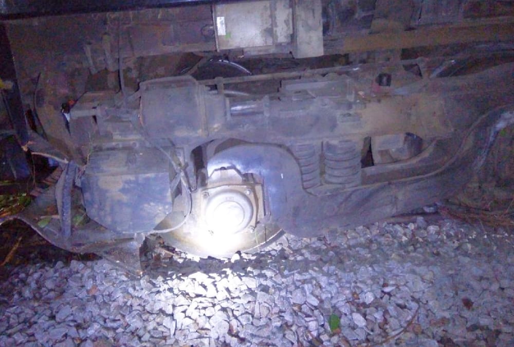 engine of utsarg express derailed in faizabad.