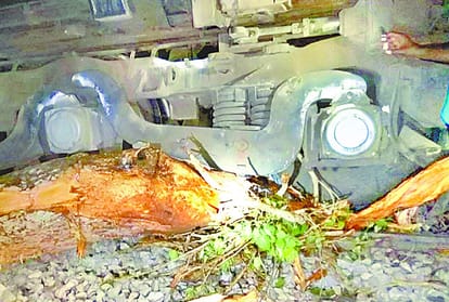 engine of utsarg express derailed in faizabad.