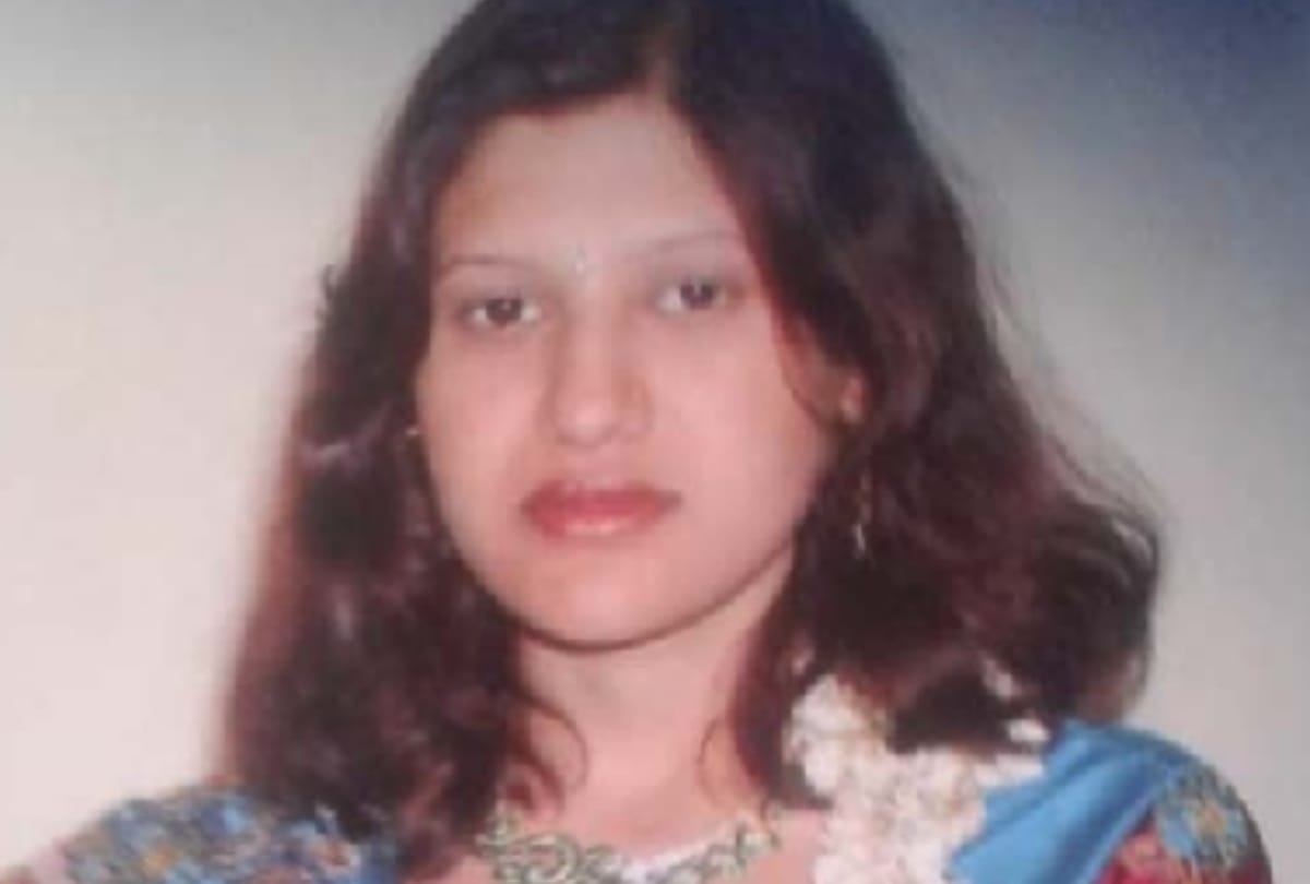 engineer in delhi strangle wife neck cut veins of her hands to drain blood from body before chopping