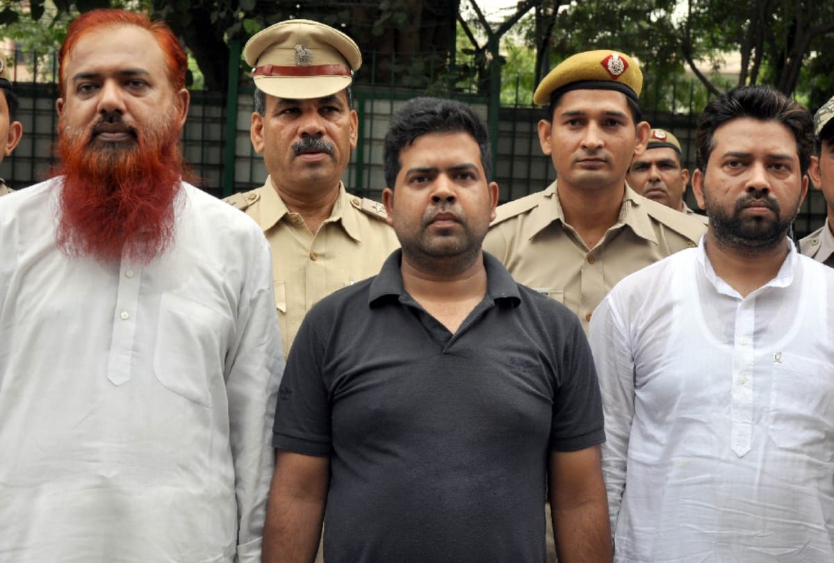 engineer in delhi strangle wife neck cut veins of her hands to drain blood from body before chopping