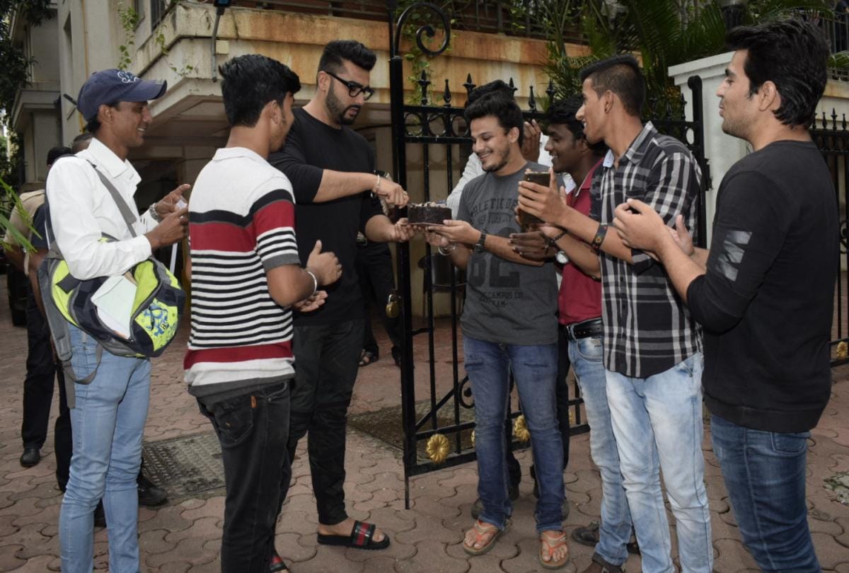 arjun kapoor cut cake with fans on his birthday look at the photos of his house