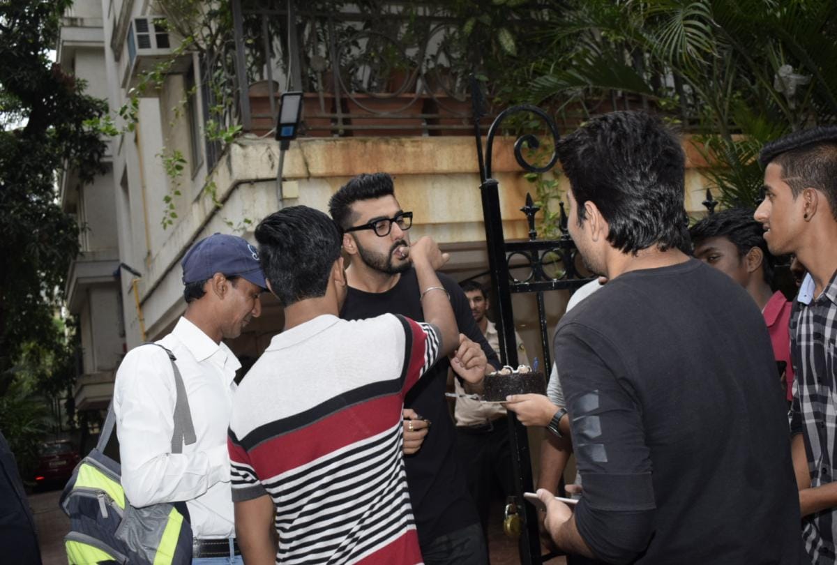arjun kapoor cut cake with fans on his birthday look at the photos of his house