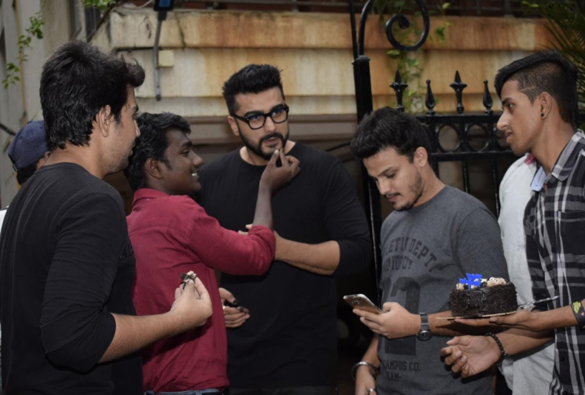 arjun kapoor cut cake with fans on his birthday look at the photos of his house