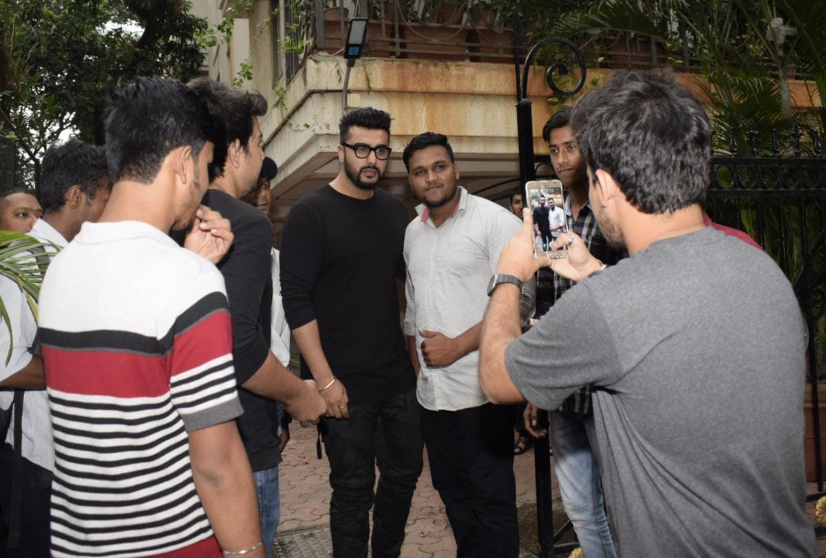 arjun kapoor cut cake with fans on his birthday look at the photos of his house