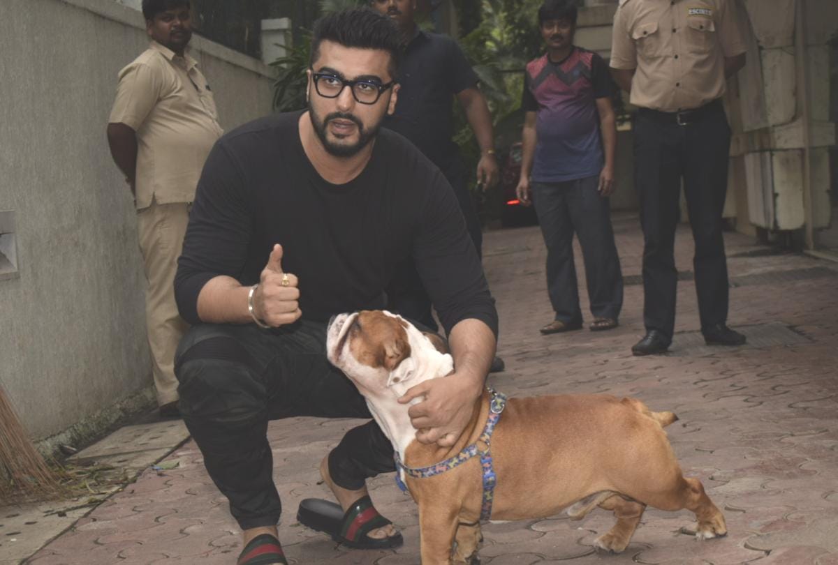 arjun kapoor cut cake with fans on his birthday look at the photos of his house