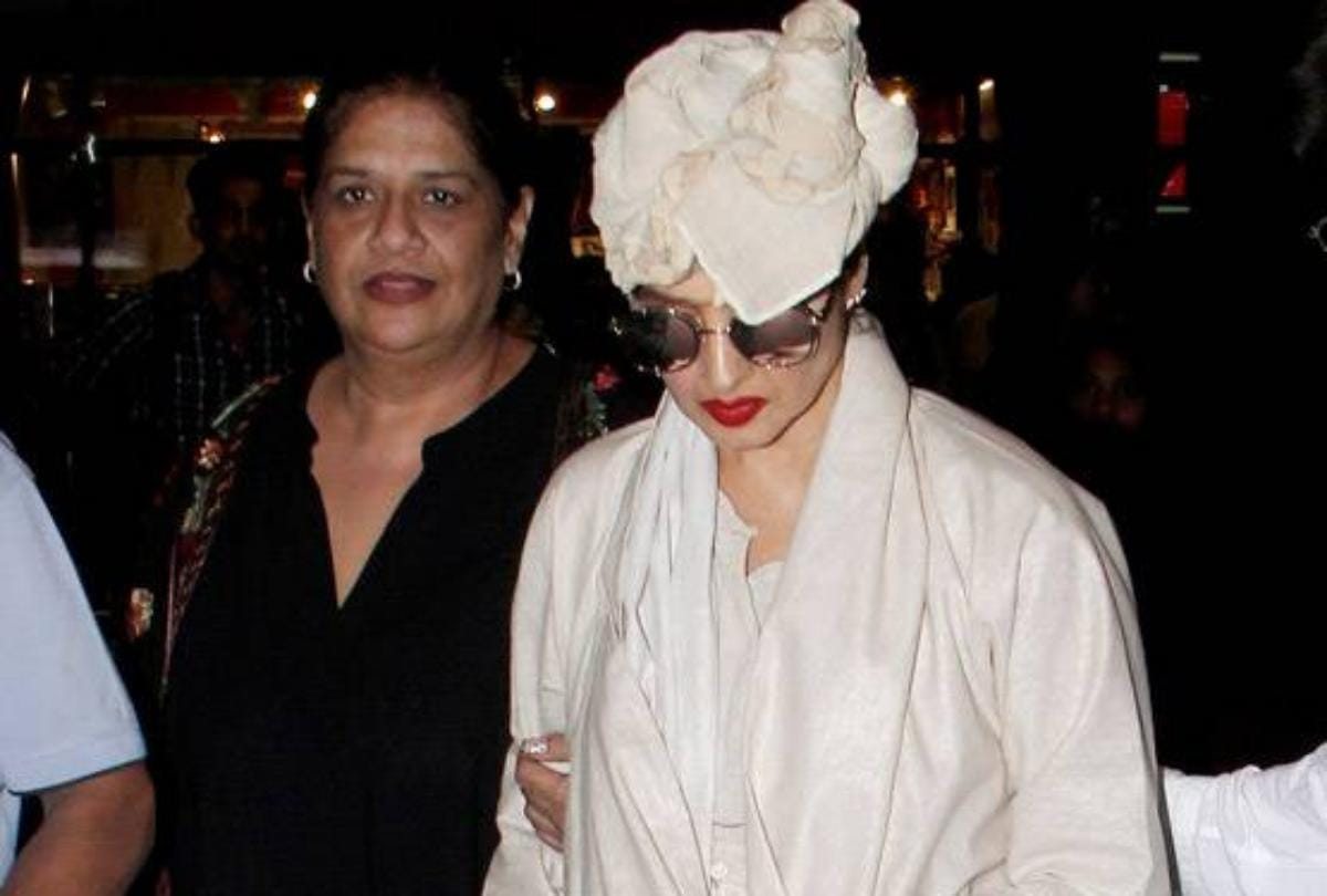 rekha return from bangkok look at her airport look