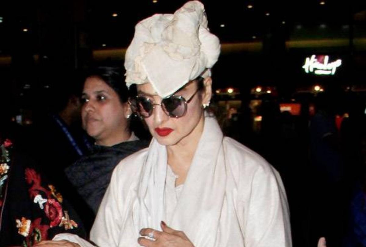 rekha return from bangkok look at her airport look