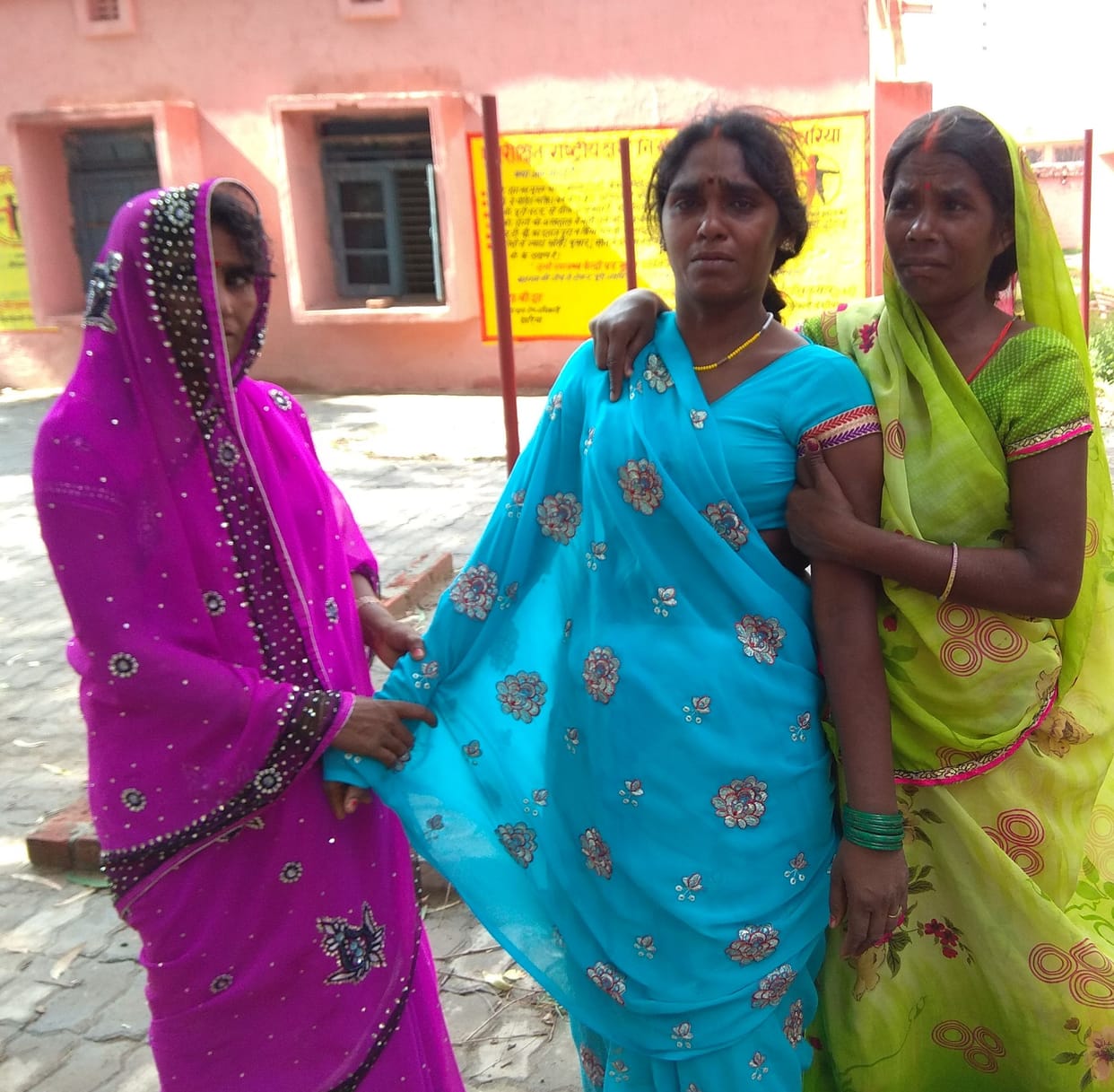 बिजली गिरने से तीन मजदूरों की मौत, 14 झुलसे