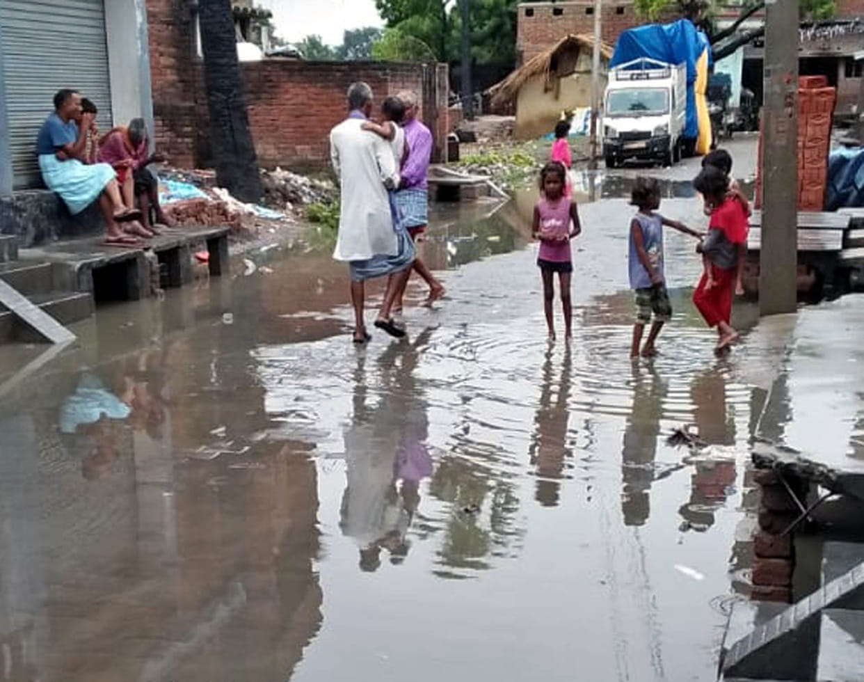 कहीं राहत तो कहीं आफत बनी बारिश