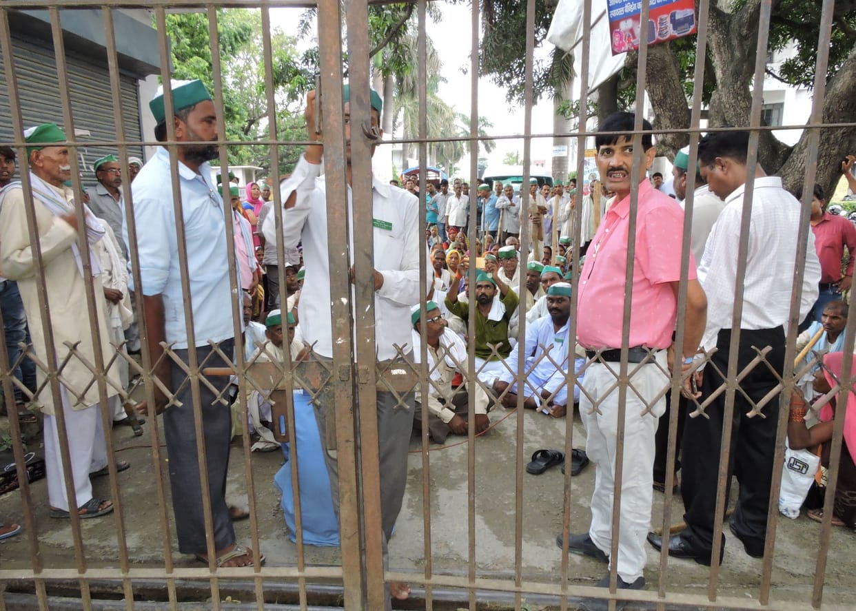 भाकियू ने विकास भवन में लगाया ताला 