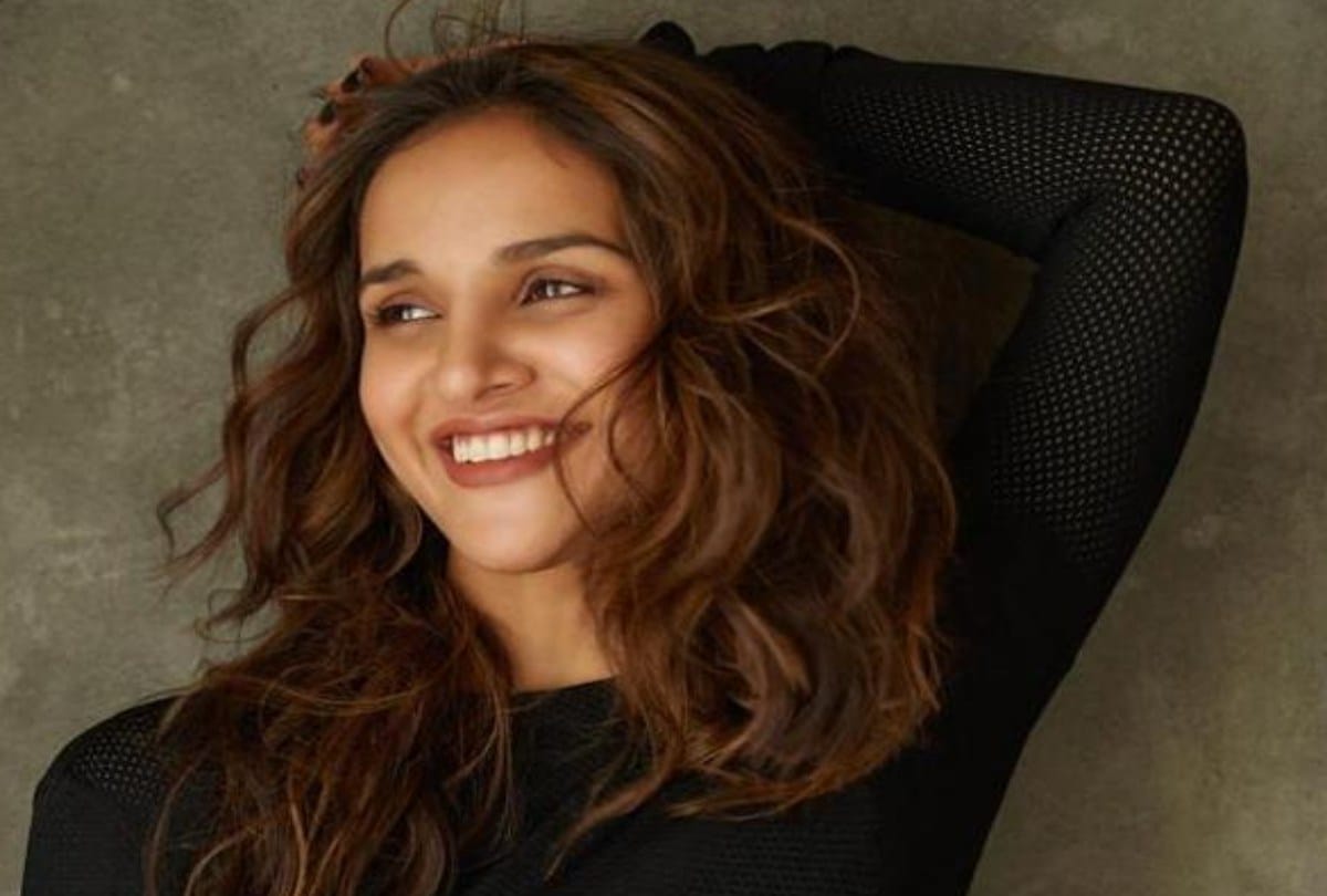 neha sharma sister aisha sharma in bold look in hindi