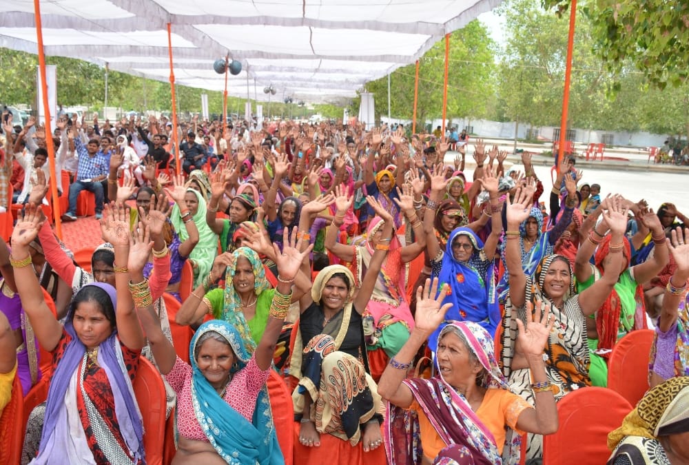 बंजारा परिवार गांव से पलायन करने को मजबूर