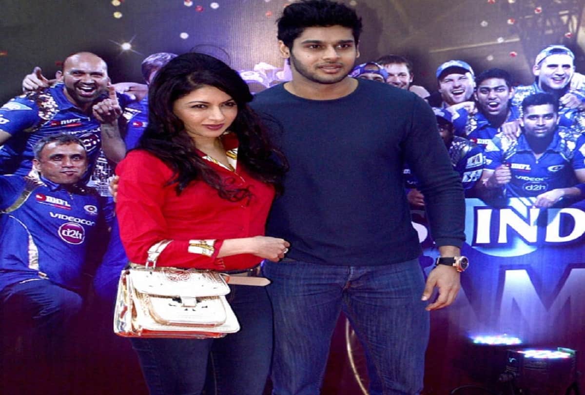 these are 7 80s and 90s bollywood actresses and their son