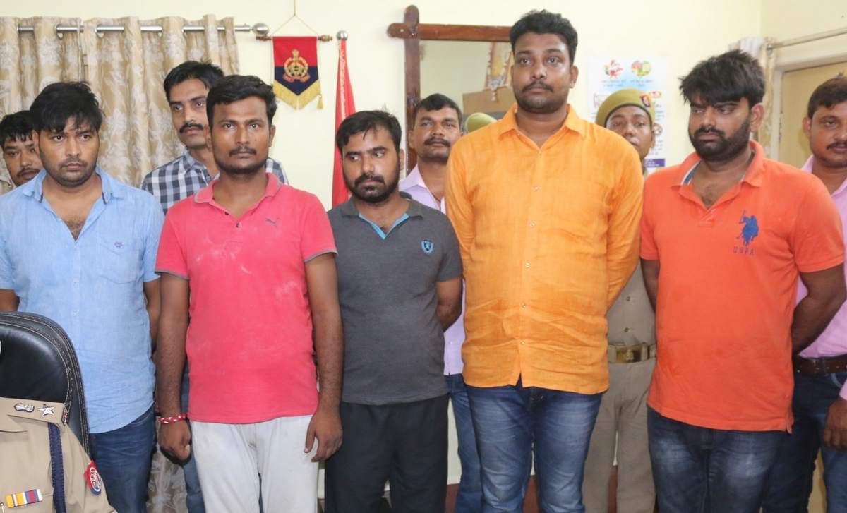 Police arrested five criminals in charge of demand of extortion money
