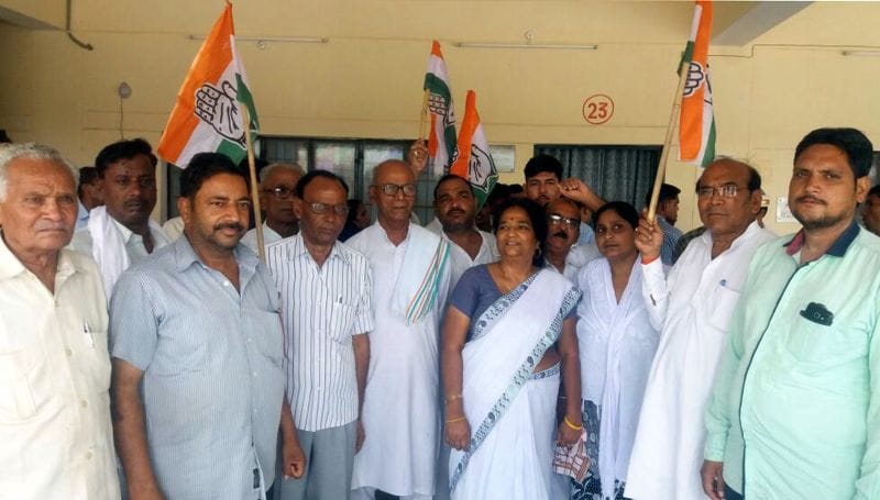 कांग्रेसियों पर लाठी चार्ज के विरोध में दिया धरना प्रदर्शन