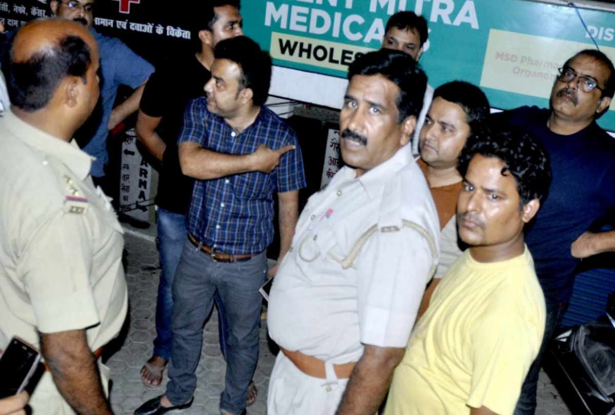 shopkeeper gave fake injection to doctor