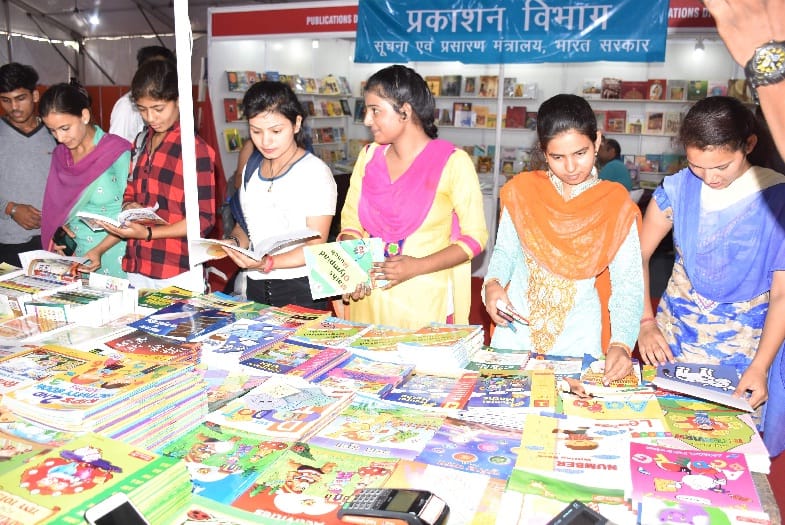 पुस्तक मेले में रही बुजर्ग पाठकों की भीड़