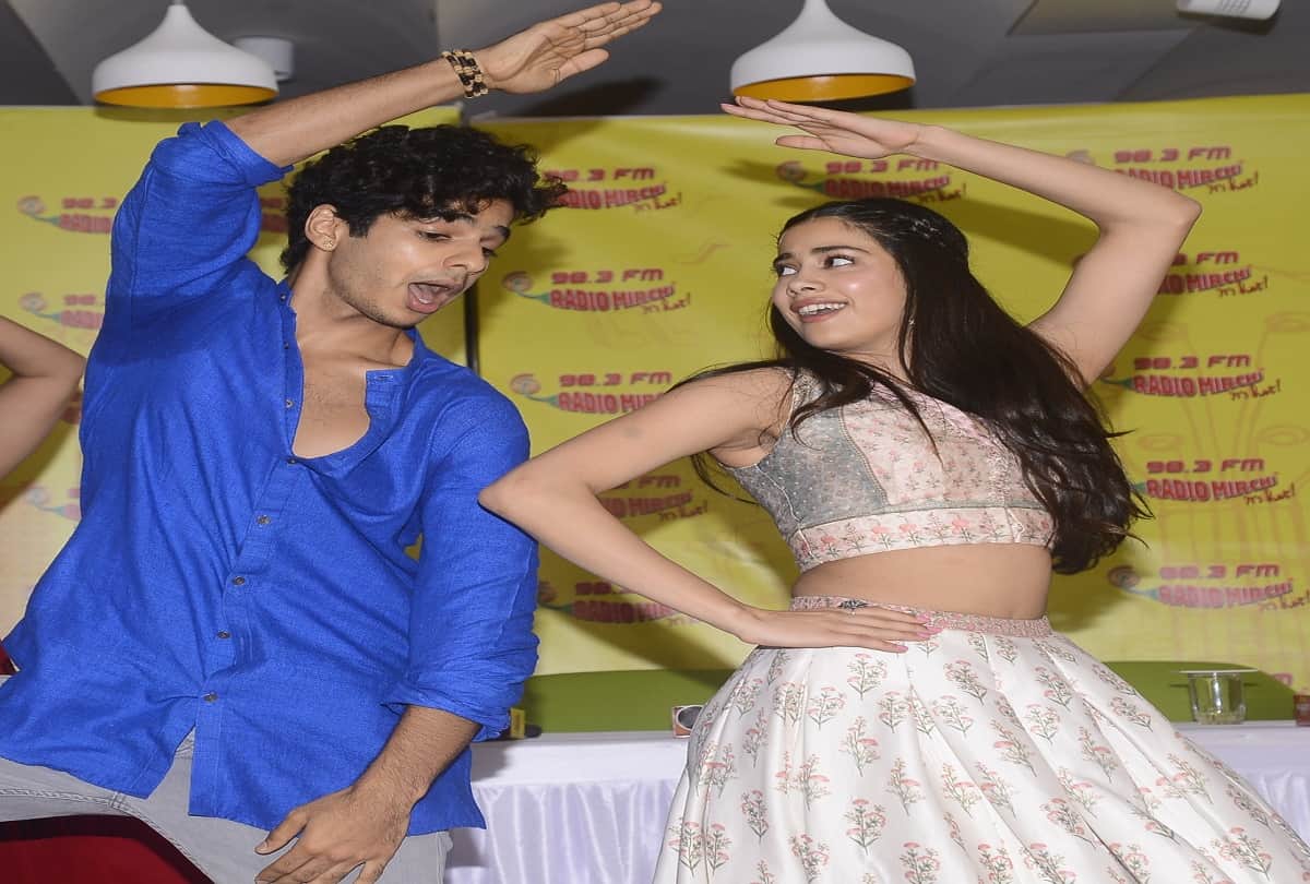 jahnvi kapoor and khushi kapoor in manish maolhotra fashion show