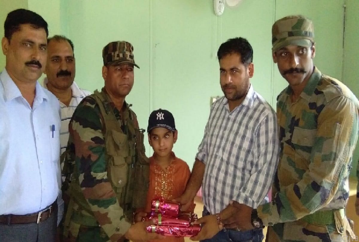 Pak boy who crossed LoC sent back home with gifts by indian army