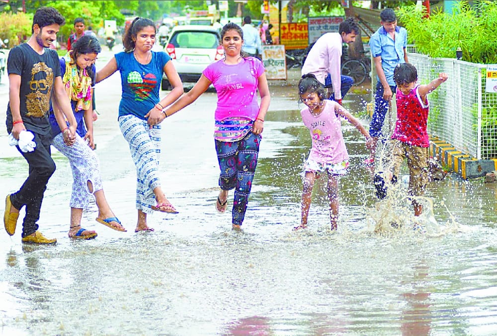 monsoon enters in uttar pradesh pics.