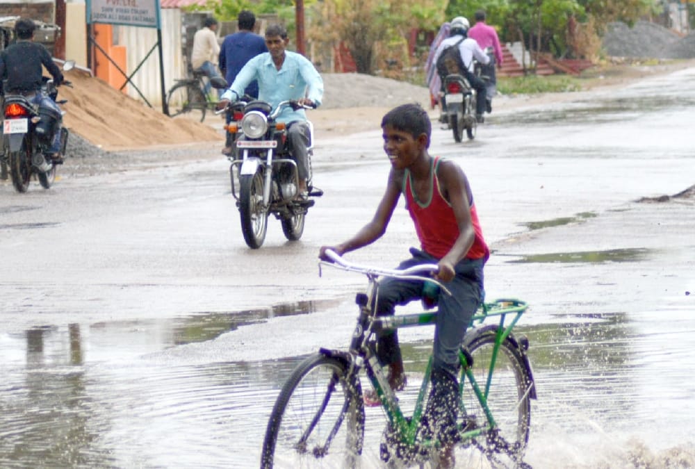 monsoon enters in uttar pradesh pics.