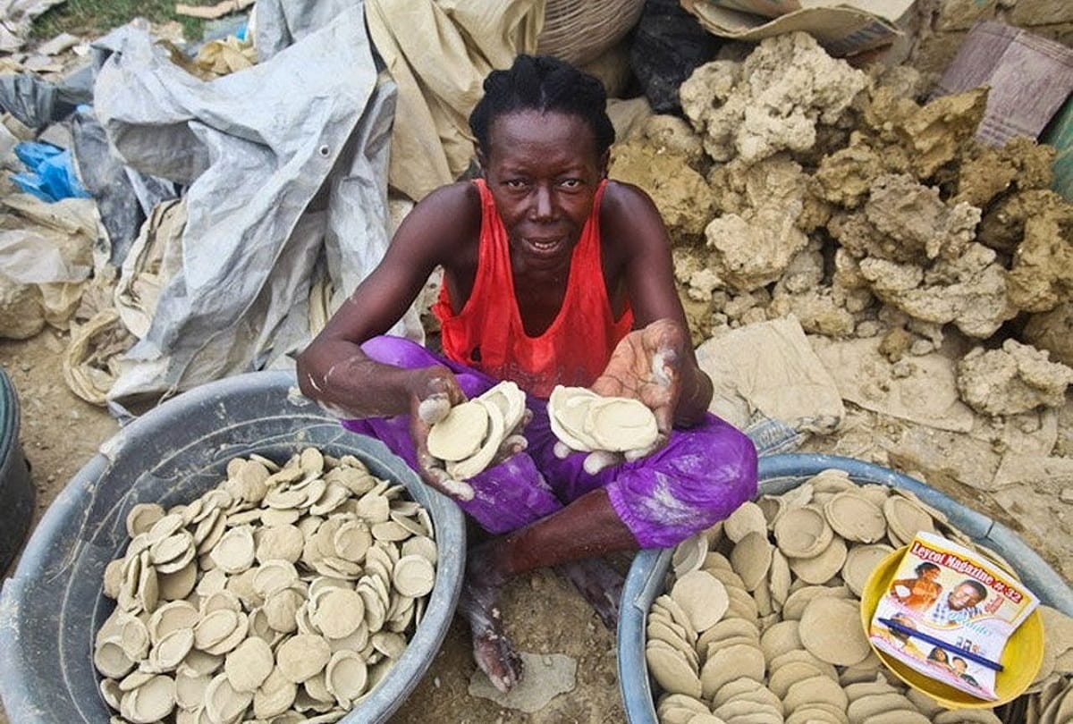 Video Viral of Haiti citizen have to eat roti of mud 