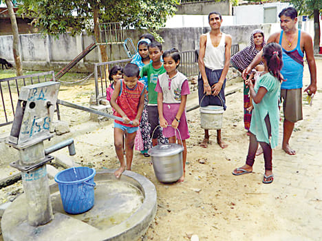 People suffering from drinking water crisis, crowds on handpumps