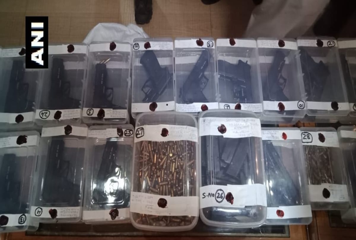 delhi police arrested 3 criminal with  26 pistols, 19 magazines and 800 cartridges