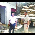 सरकारी गेहूं की जांच करते करते सीओ और एसडीएम।