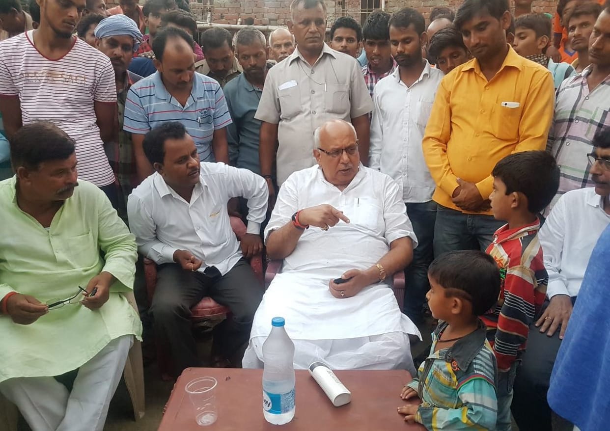 कैबिनेट मंत्री पहुंचे सेमरी गांव, पीडत परिवार को दी मदद