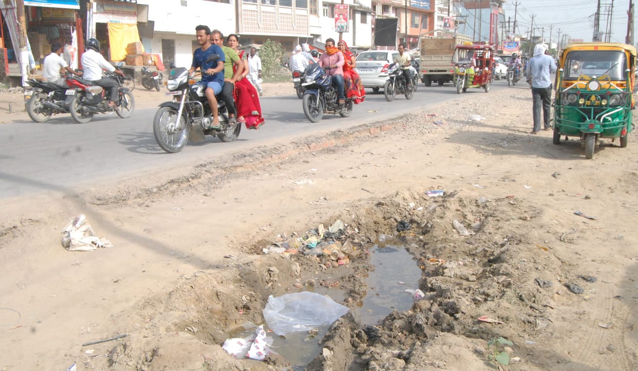 मई तक बनना था शहर में फोरलेन, अभी तक अधूरा