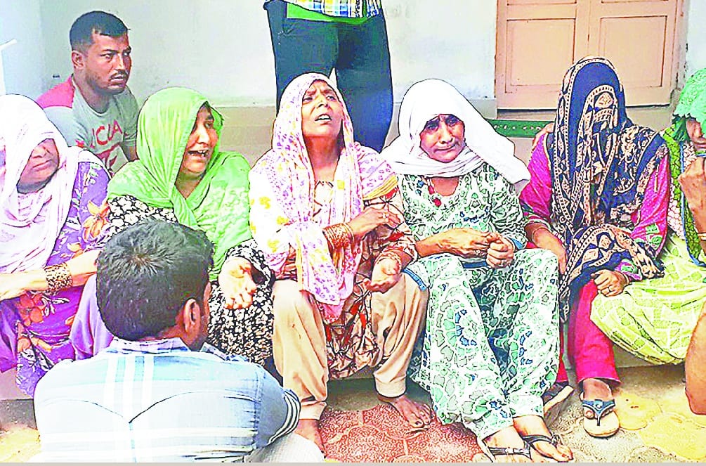  E-rickshaw driver killed, people locked in police station