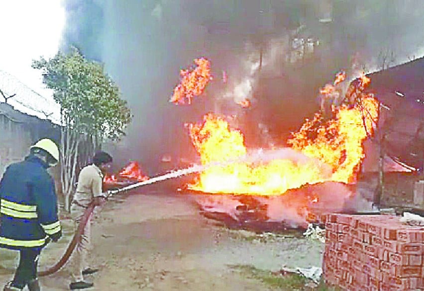 chemical factory me aag se laakho kaa nuksaan