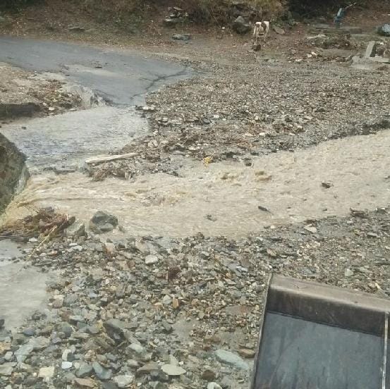 चौपाल में भूस्खलन से आधा दर्जन सड़कें बंद