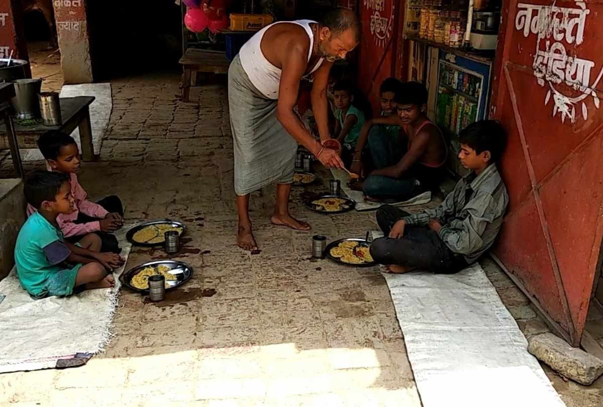 shopkeeper bhagwan give food to the hungry children daily