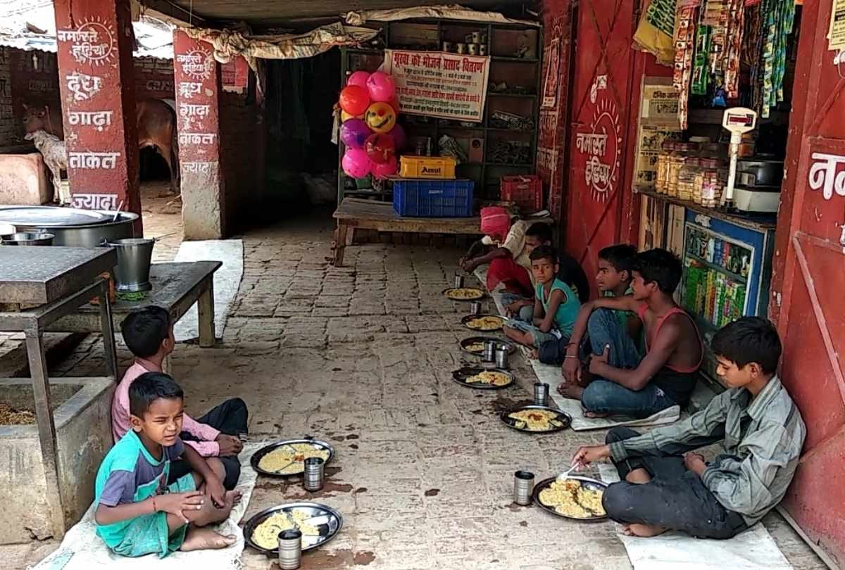 shopkeeper bhagwan give food to the hungry children daily