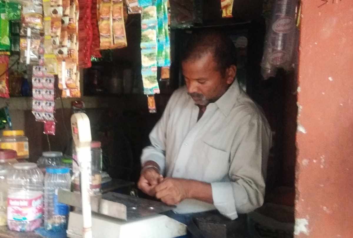 shopkeeper bhagwan give food to the hungry children daily