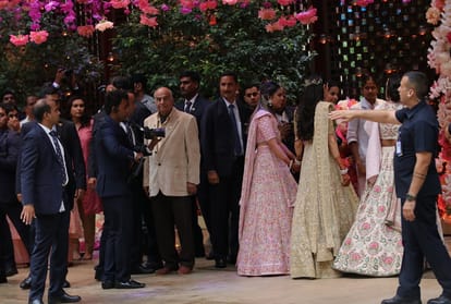 Shah Rukh Khan with wife Gauri Khan and Alia Bhatt arrive for Akash Ambani's engagement 