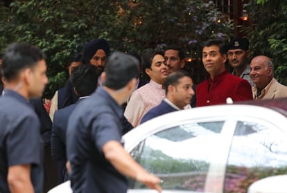Shah Rukh Khan with wife Gauri Khan and Alia Bhatt arrive for Akash Ambani's engagement 