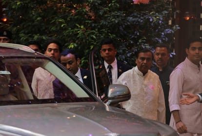 Shah Rukh Khan with wife Gauri Khan and Alia Bhatt arrive for Akash Ambani's engagement 