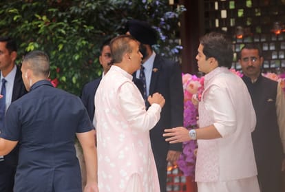 Shah Rukh Khan with wife Gauri Khan and Alia Bhatt arrive for Akash Ambani's engagement 