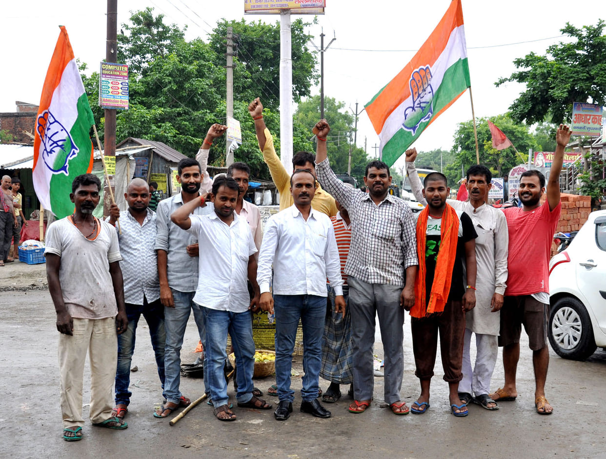 Congress leaders protest against Lathi Charge