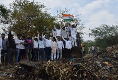 people protest for new dumping ground in manikpur noida