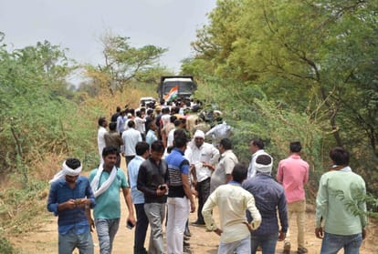 people protest for new dumping ground in manikpur noida