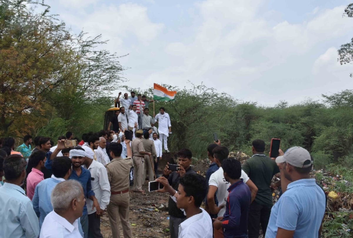 people protest for new dumping ground in manikpur noida
