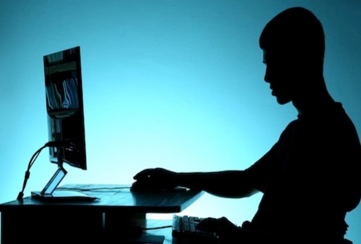 foreign woman cheats Army jawan over 14 lakhs by Facebook in allahabad