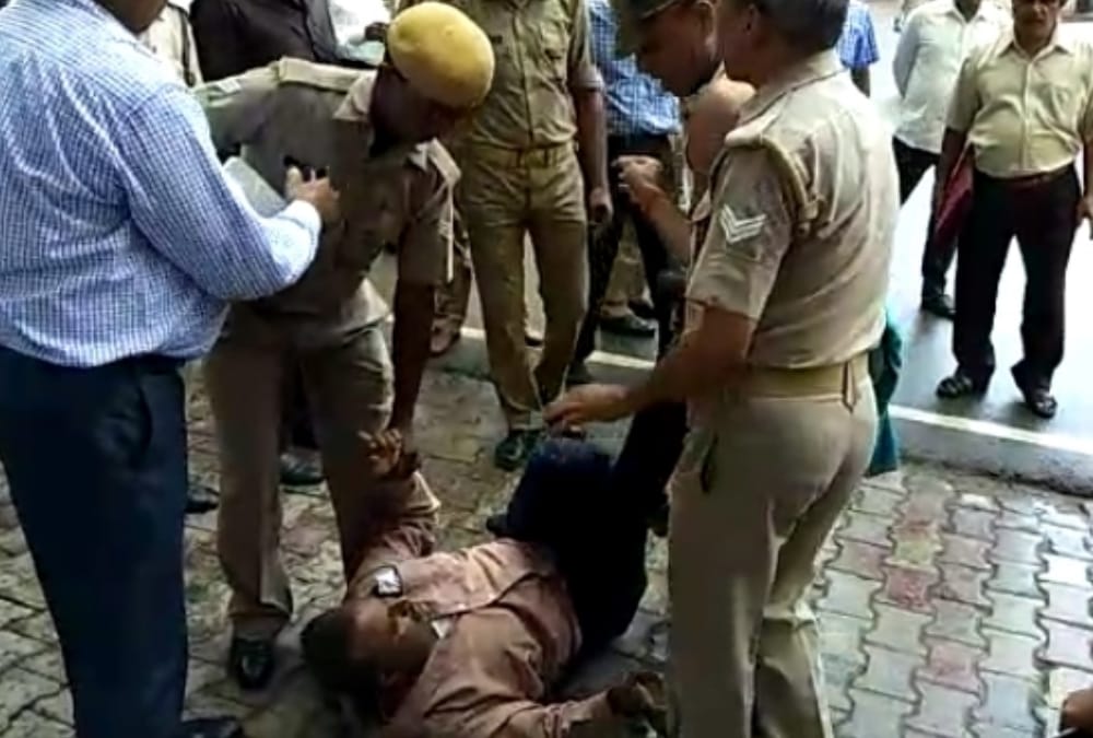 clash between sub inspector and security guards of chief minister office.