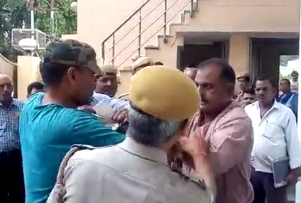 clash between sub inspector and security guards of chief minister office.