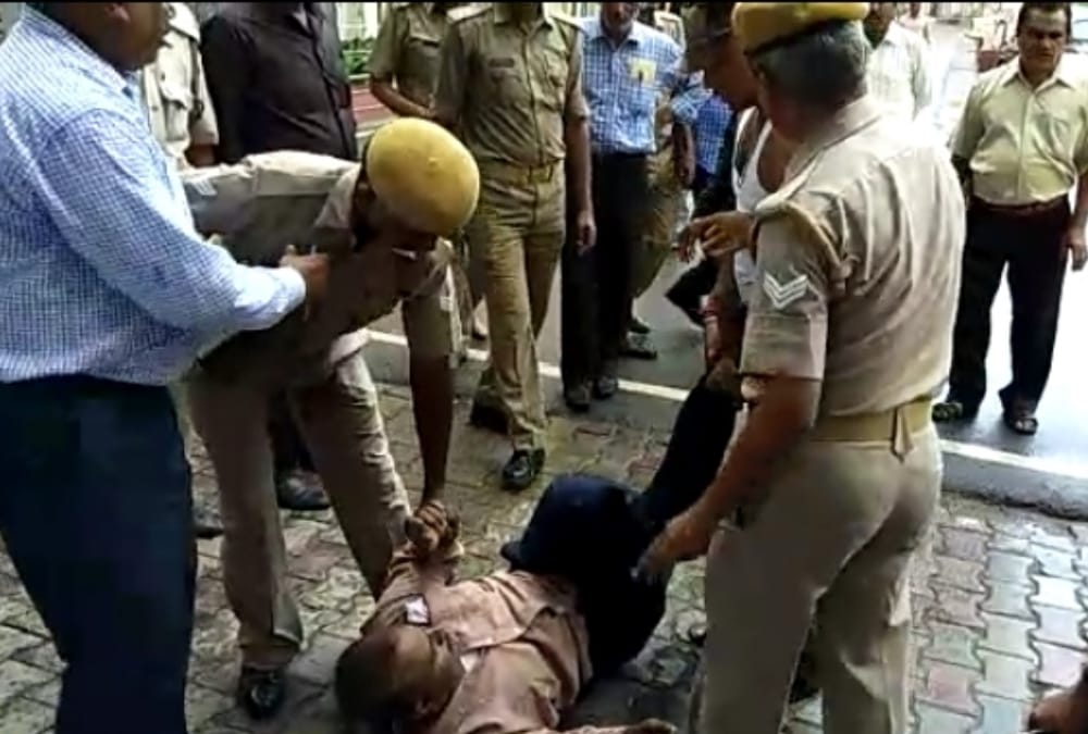 clash between sub inspector and security guards of chief minister office.